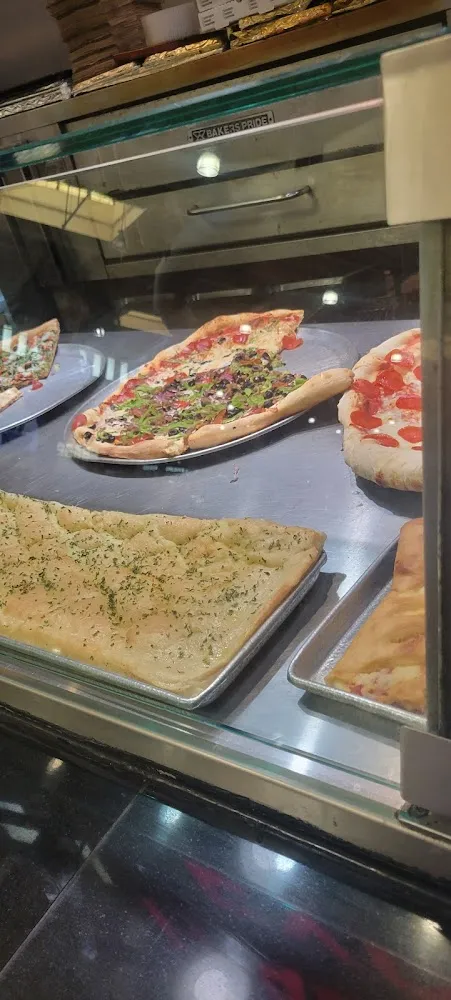 Pizza Suprema Y Calzone